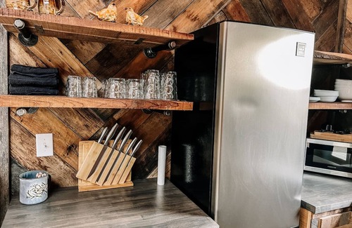 West Newton Casa | Treehouse Hot tub on 60 Acre Farm Near Downtown