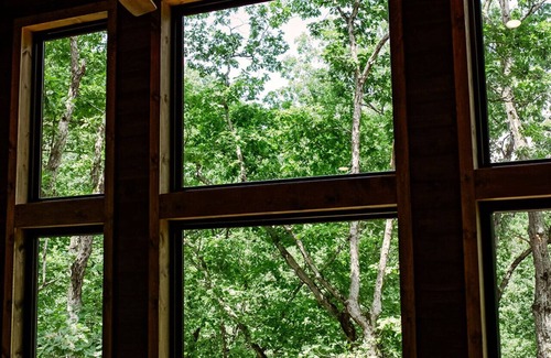 Sunrise Beach Cabina | Treehouse/ Hottub/ Firepit-Romantic Getaway 2