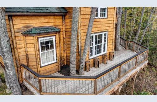 Stoneham Casa | Treehouse in Maine woods- The Grand Oak