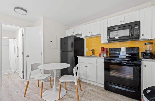 Ash Apartamento | TreeHouse Lodge, Walk to Beach, Pet-Friendly 302