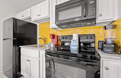 Ash Apartamento | TreeHouse Lodge, Walk to Beach, Pet-Friendly 302