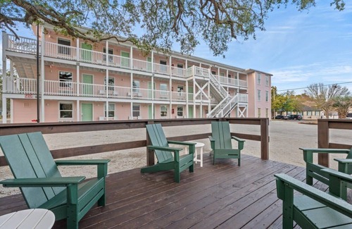 Ash Apartamento | TreeHouse Lodge, Walk to Beach, Pet-Friendly 302