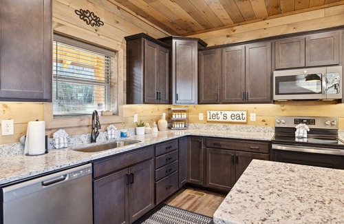 Gatlinburg - Pigeon Forge Cabina | Treehouse Lodge 5 Bedroom Cabin by RedAwning