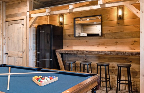 Gatlinburg - Pigeon Forge Cabina | Treehouse Lodge 5 Bedroom Cabin by RedAwning