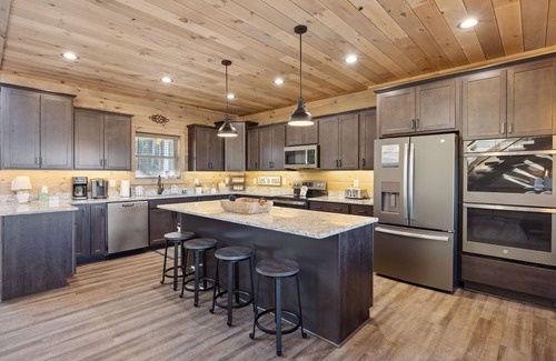 Gatlinburg - Pigeon Forge Cabina | Treehouse Lodge 5 Bedroom Cabin by RedAwning