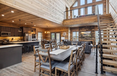 Gatlinburg - Pigeon Forge Cabina | Treehouse Lodge 5 Bedroom Cabin by RedAwning