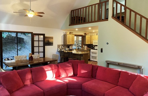 Cedar Glen Casa | Treehouse Lodge- A quiet hilltop creative retreat, minutes from the lake.