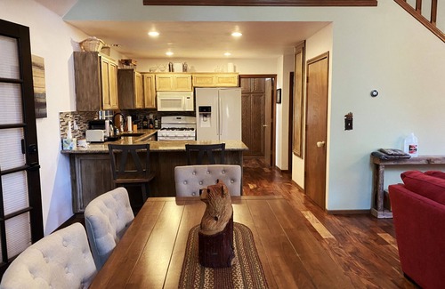 Cedar Glen Casa | Treehouse Lodge- A quiet hilltop creative retreat, minutes from the lake.