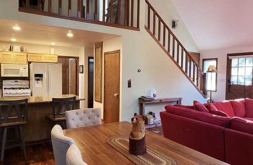 Cedar Glen Casa | Treehouse Lodge- A quiet hilltop creative retreat, minutes from the lake.