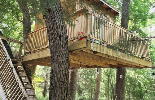 Sherman Cabina | Treehouse on the Creek in Sherman TX. W/ Heat & A/C. A Country getaway !!
