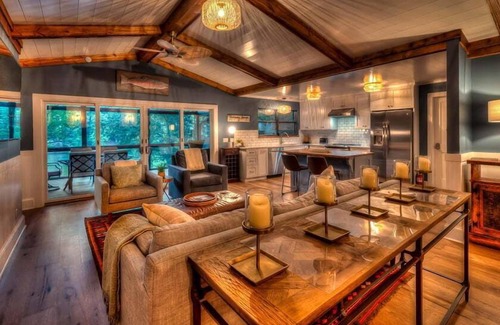 Blairsville Cabina | Treehouse on the Lake - Pet Friendly | Private Dock | Lake Nottely