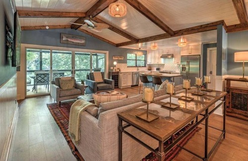 Blairsville Cabina | Treehouse on the Lake - Pet Friendly | Private Dock | Lake Nottely