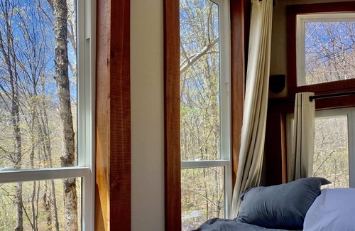 Stockbridge Casa | Treehouse-One of a Kind , AC, tubing, fire table, fire pit, 20 min to Killington
