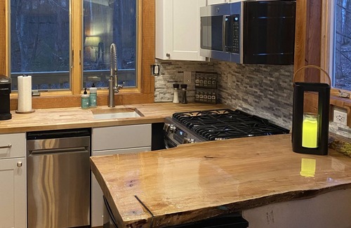 Stockbridge Casa | Treehouse-One of a Kind , AC, tubing, fire table, fire pit, 20 min to Killington
