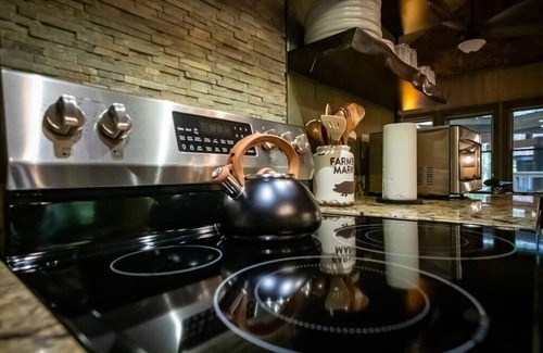 Robbinsville Cabina | Treehouse Over Creek with WiFi, private hiking trails, firepit & swimming hole
