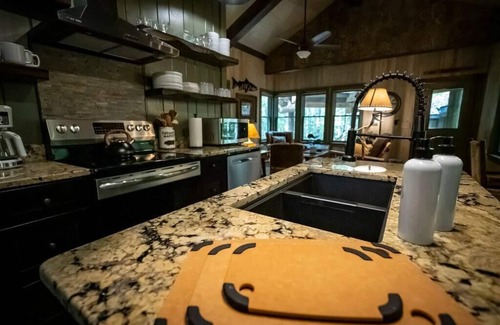 Robbinsville Cabina | Treehouse Over Creek with WiFi, private hiking trails, firepit & swimming hole
