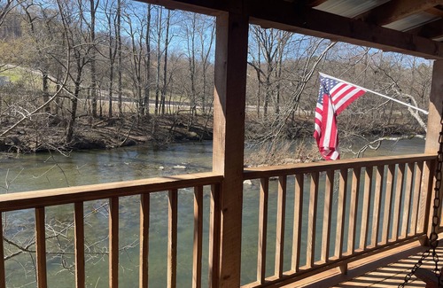 Walland Cabina | Treehouse River front with Mountain View-Wifi/Cable and Hot tub