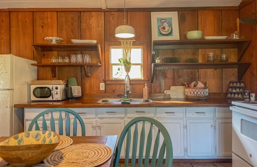 Talisheek Cabina | Treehouse Riverfront Retreat! Unplug & Reconnect