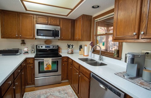 Lake Lure Condominio | Treehouse Serenity, full access to all RB Resort amenities, dog friendly!