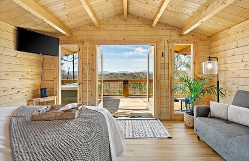 Marion Casa | Treehouse w/Breathtaking Views+HotTub+Hiking+Falls