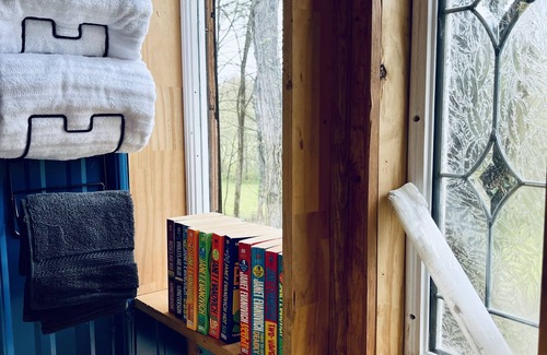 Doyle Apartamento | Treehouse with Wall of Windows#Love#Waterfalls#OutdoorMovieNight#TNStateParks
