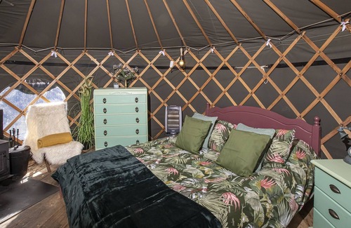 Newcastle-on-Clun Cabaña | TREEHOUSE YURT, pet friendly, character holiday cottage in Beguildy