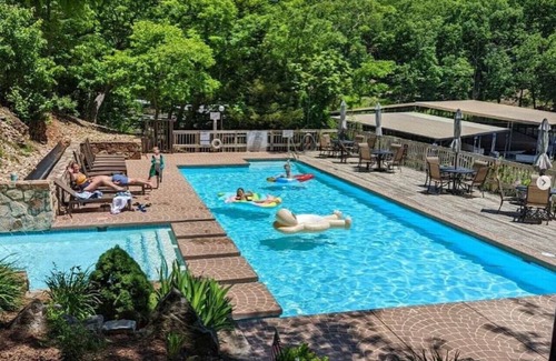 Village of Four Seasons Cabina | Treetop, 2 pools, dock, hot tub!