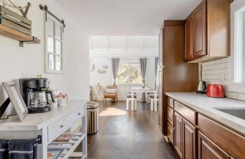 Cedar Glen Casa | Un moderno A recientemente renovado, tres niveles A-Frame.