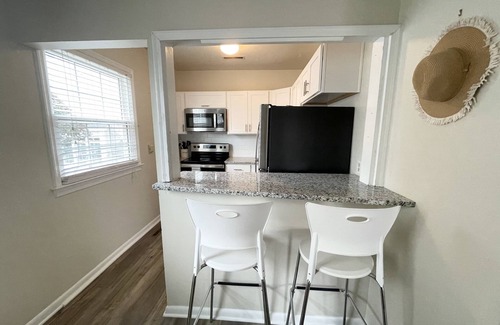 Northeast Virginia Beach Apartamento | Treetop Beach Bungalow- Steps from the Ocean