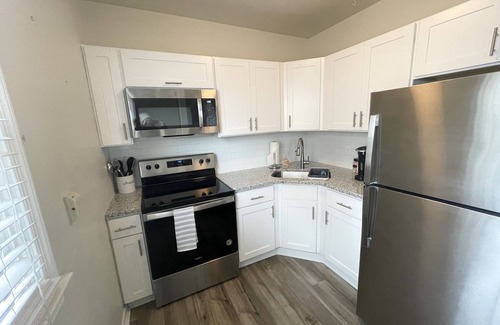 Northeast Virginia Beach Apartamento | Treetop Beach Bungalow- Steps from the Ocean