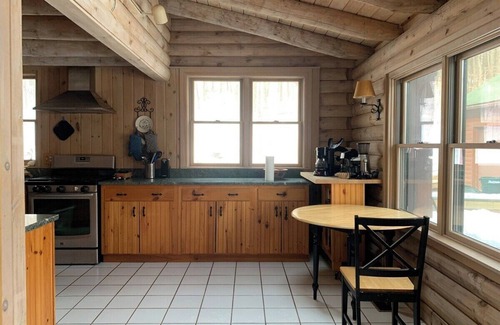 Tyringham Casa | Treetop Hideaway in Tyringham