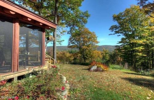 Tyringham Casa | Treetop Hideaway in Tyringham