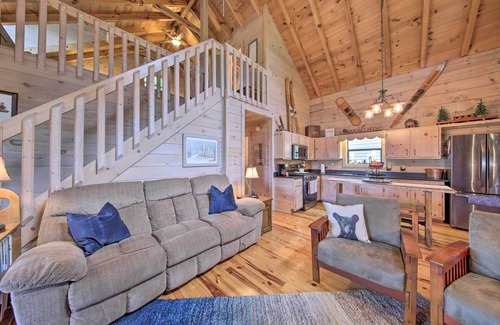 Hidden Lake Cabina | Treetop Hideout w/ Long-Range Mountain Views!