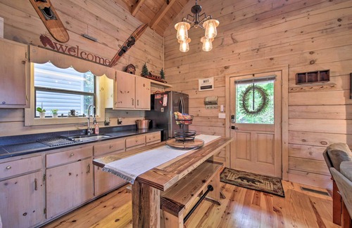 Hidden Lake Cabina | Treetop Hideout w/ Long-Range Mountain Views!