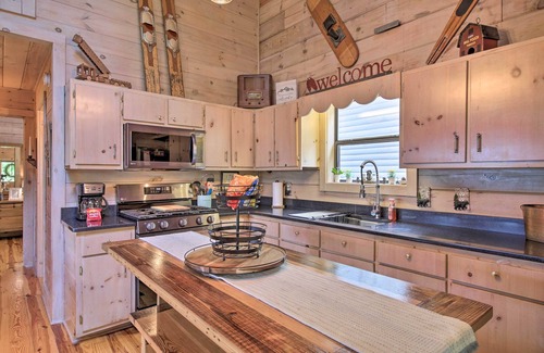 Hidden Lake Cabina | Treetop Hideout w/ Long-Range Mountain Views!