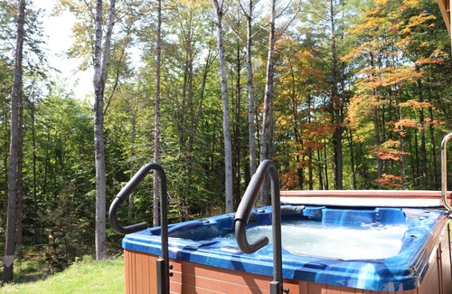 Rosseau Cabaña | Treetop Log Cottage with Outdoor Sauna and Hot Tub