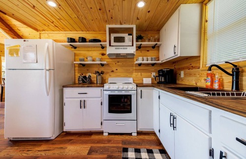 Uvalde Cabina | Treetop Oasis on the crystal clear Nueces River in the Texas Hill Country