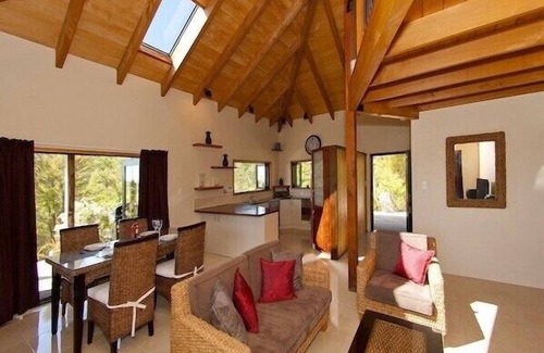 Tairua Cabaña | Treetop Oasis - Tairua Executive Holiday Home