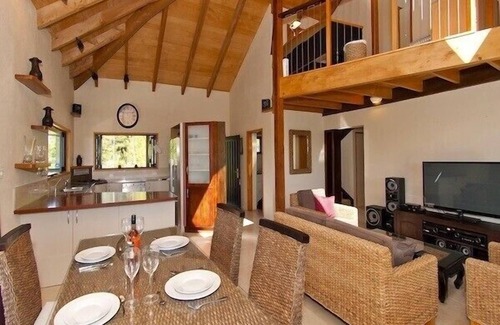 Tairua Cabaña | Treetop Oasis - Tairua Executive Holiday Home