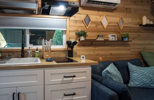 Springville Casa | Treetop Tinyhouse- Cozy 1-bedroom mobile home in charming Springville with AC