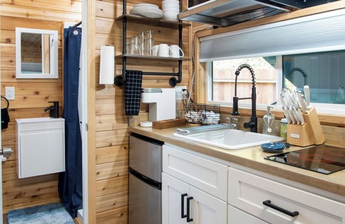Springville Casa | Treetop Tinyhouse- Cozy 1-bedroom mobile home in charming Springville with AC
