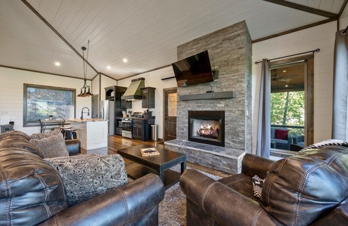 Hochatown Cabina | Treetop Views for Miles! New, Romantic Couples Cabin