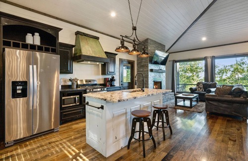 Hochatown Cabina | Treetop Views for Miles! New, Romantic Couples Cabin