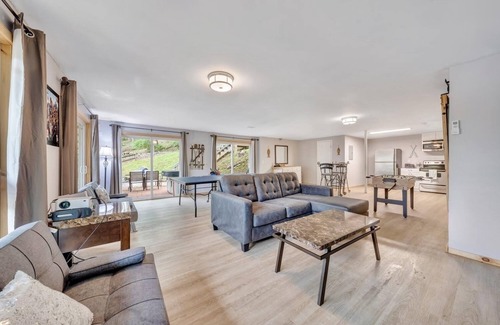 Moneta Cabina | Treetop & Waterfront! Quiet Cove, Hot Tub, Kayaks, Game Room and more