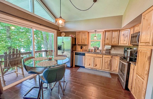Moneta Cabina | Treetop & Waterfront! Quiet Cove, Hot Tub, Kayaks, Game Room and more