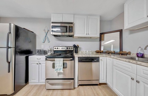 Moneta Cabina | Treetop & Waterfront! Quiet Cove, Hot Tub, Kayaks, Game Room and more