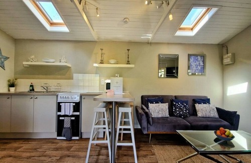 Burgh Island Cabina | Treetops, a peaceful haven retreat only 1 mile from Bantham beach in South Devon