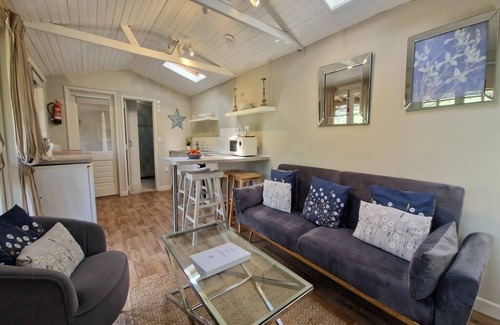 Burgh Island Cabina | Treetops, a peaceful haven retreat only 1 mile from Bantham beach in South Devon