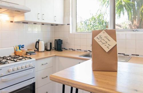 Glenelg North Apartamento | Treetops getaway with free wine