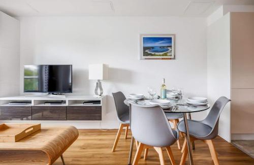 Poole Apartamento | Treetops - Modern Apartment, Moments from Poole Quay